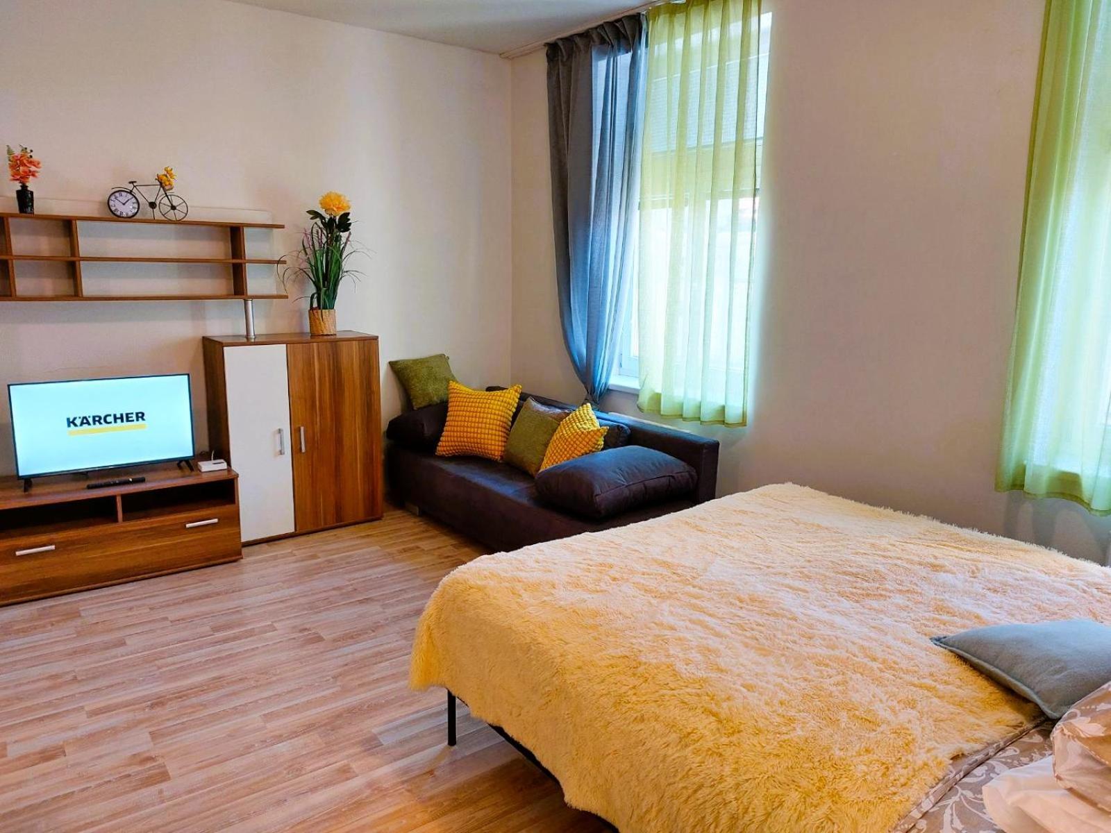 Apartment Csa #5 In The Historic Center ฮราเดตสคราโลเว ภายนอก รูปภาพ