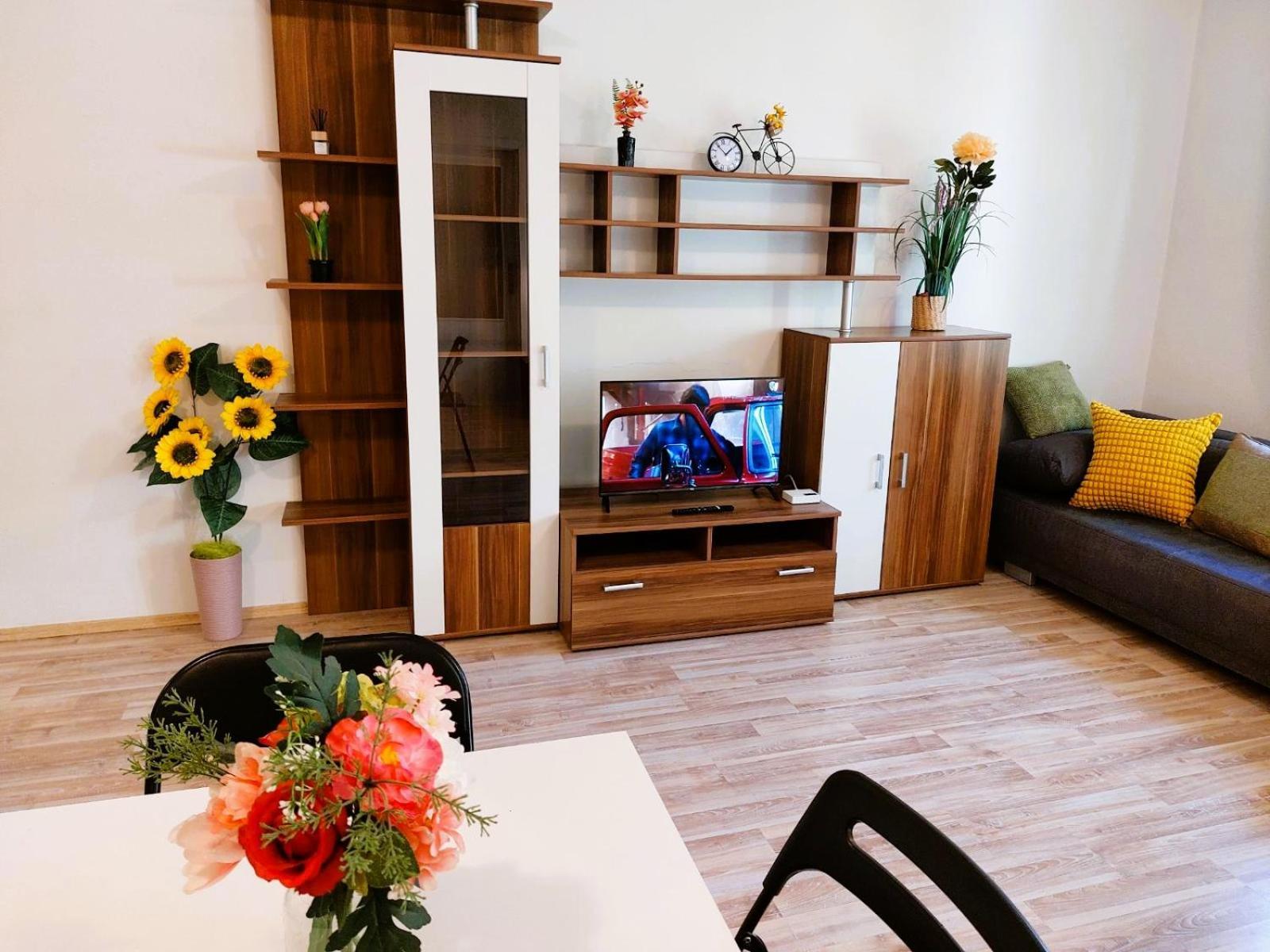 Apartment Csa #5 In The Historic Center ฮราเดตสคราโลเว ภายนอก รูปภาพ