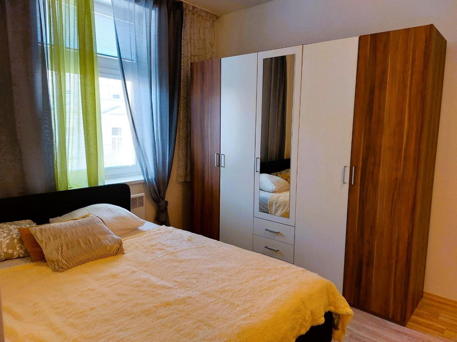 Apartment Csa #5 In The Historic Center ฮราเดตสคราโลเว ภายนอก รูปภาพ