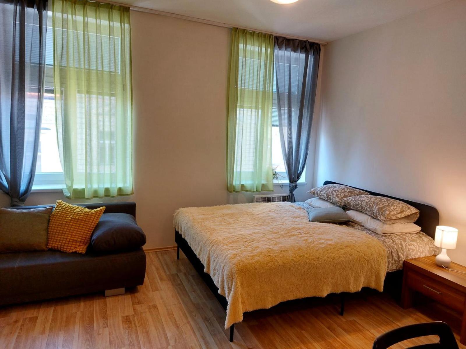 Apartment Csa #5 In The Historic Center ฮราเดตสคราโลเว ภายนอก รูปภาพ