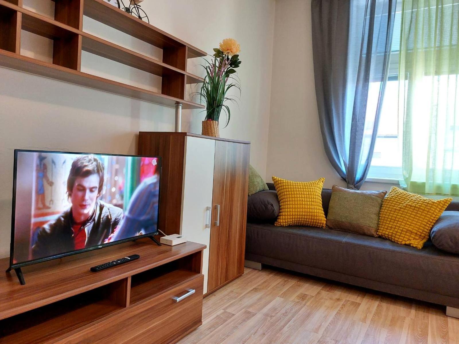 Apartment Csa #5 In The Historic Center ฮราเดตสคราโลเว ภายนอก รูปภาพ