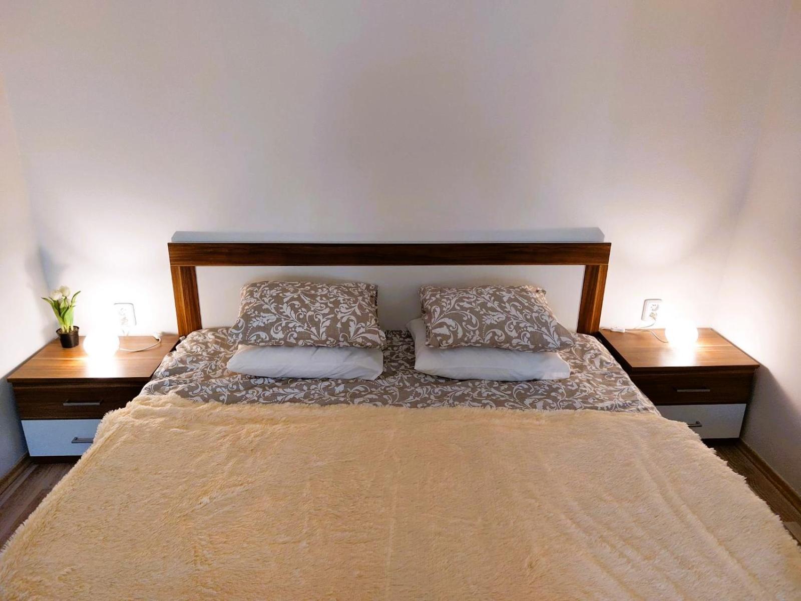 Apartment Csa #5 In The Historic Center ฮราเดตสคราโลเว ภายนอก รูปภาพ